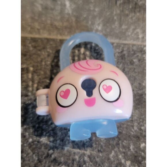 Lock Stars pink heart eyes toy figure - Picture 1 of 3